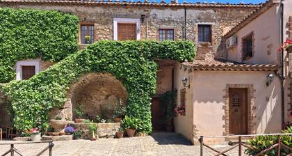 The Little House in the Courtyard, cozy vacation home with private courtyard in the center
