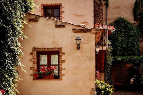 The Little House in the Courtyard, cozy vacation home with private courtyard in the center
