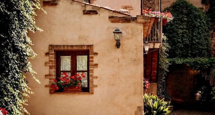 The Little House in the Courtyard, cozy vacation home with private courtyard in the center