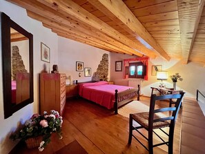 3 bedrooms, iron/ironing board, travel crib, free WiFi - The Little House in the Courtyard, cozy vacation home with private courtyard in the center (Castelbuono)