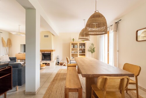 Quiet, modern family cocoon 1h30 from Paris. Sleeps 12, ideal for families