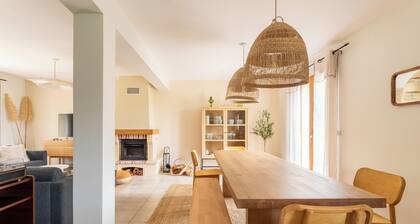 Quiet, modern family cocoon 1h30 from Paris. Sleeps 12, ideal for families