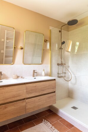 Shower, towels, soap, toilet paper - Quiet, modern family cocoon 1h30 from Paris. Sleeps 12, ideal for families (Le Mesnil-Lieubray)