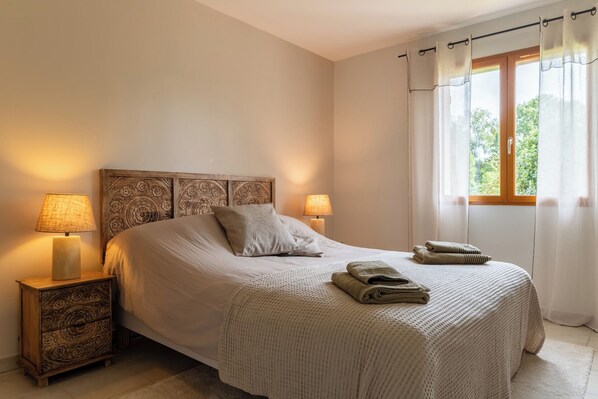 5 bedrooms, WiFi, bed sheets