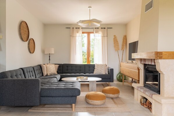 Smart TV, chimenea, futbolito y tenis de mesa 