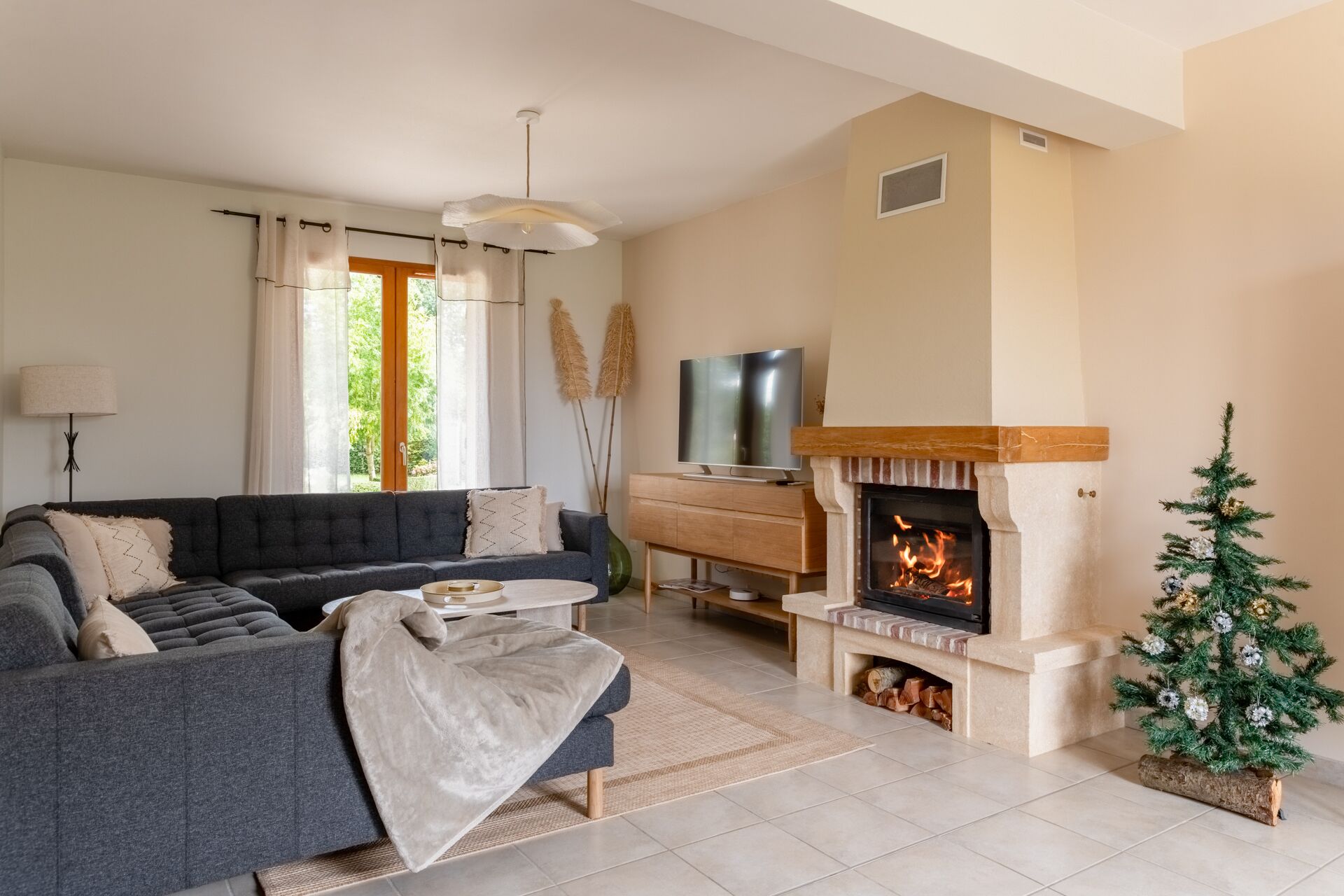 智能電視、壁爐、足球機、乒乓球設施