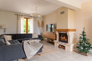 Smart TV, fireplace, table football, ping pong