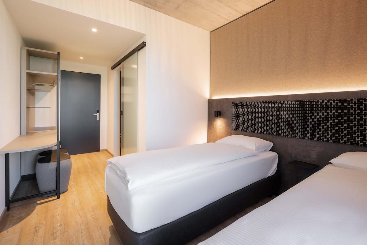 Brankas, meja kerja, kedap suara, dan Wi-Fi gratis