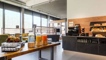 Petit déjeuner buffet (18 CHF par personne)