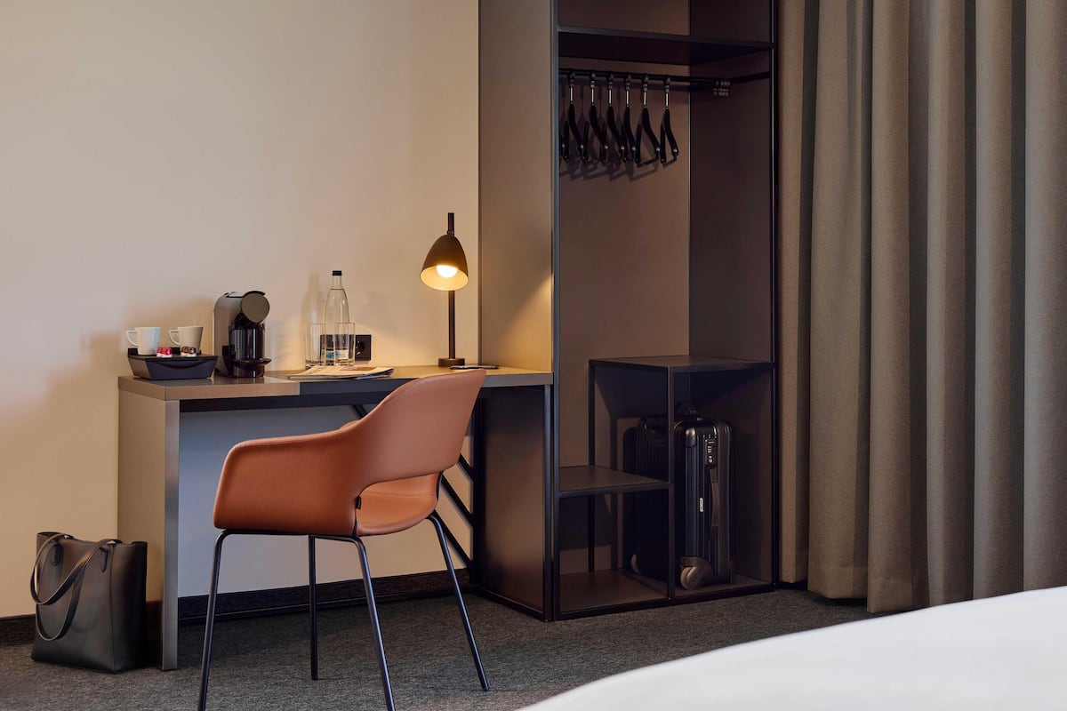 Kamar Double Premium | Brankas, meja kerja, kedap suara, dan Wi-Fi gratis