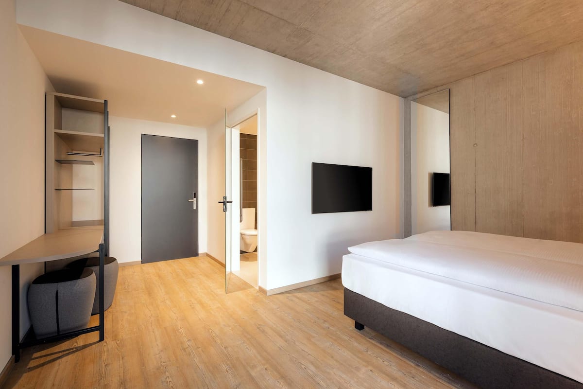 Doppelzimmer limited mobility | Brankas, meja kerja, kedap suara, dan Wi-Fi gratis