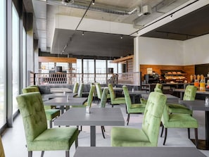 Tägliches Frühstücksbuffet (18 CHF pro Person)