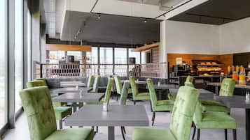 TĂ€gliches FrĂŒhstĂŒcksbuffet (18 CHF pro Person)