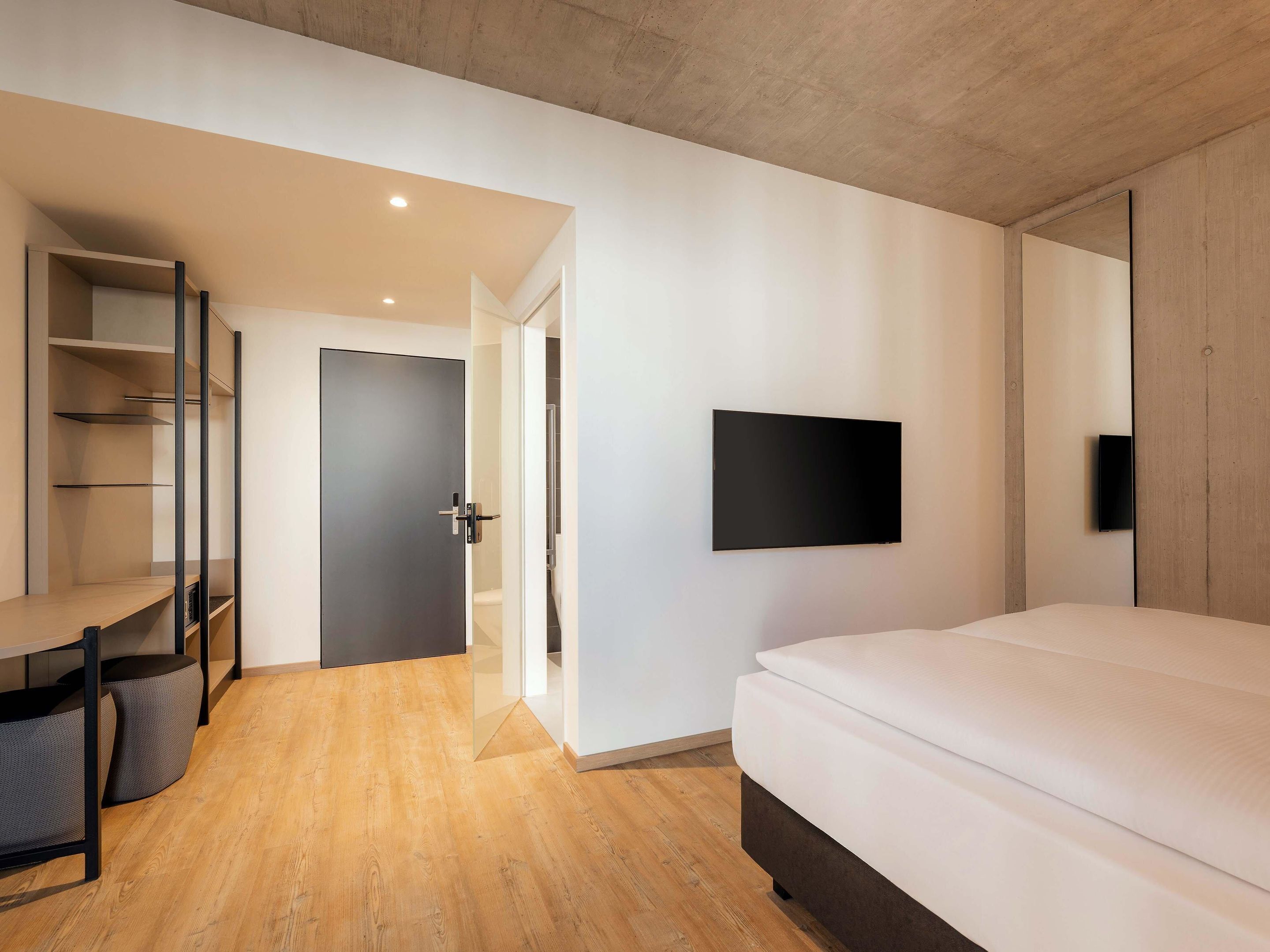 Doppelzimmer limited mobility | Safe på rommet, skrivebord, lydisolert og wi-fi (inkludert)