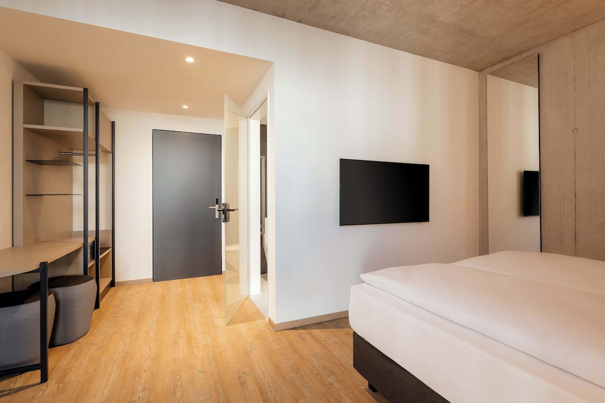 Doppelzimmer limited mobility | Safe på rommet, skrivebord, lydisolert og wi-fi (inkludert)