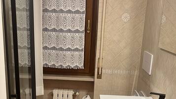 Doccia, asciugacapelli, asciugamani