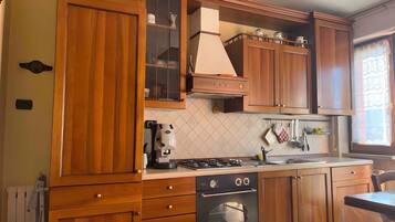 Een koelkast, een magnetron, een oven, een kookplaat