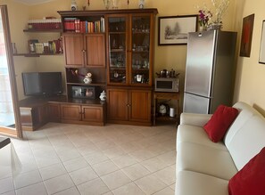 TV - Apartment 'Teresa Al Mare' with Balcony, Wi-Fi and Air Conditioning (Montesilvano)