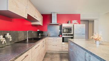 JÀÀkaappi, mikroaaltouuni, uuni, liesi