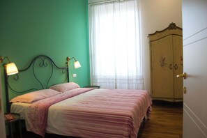 1 habitación, tabla de planchar con plancha, wifi y ropa de cama 