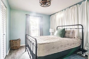 4 habitaciones, tabla de planchar con plancha y cuna de viaje 