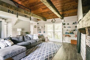 Smart TV, fireplace, books, stereo