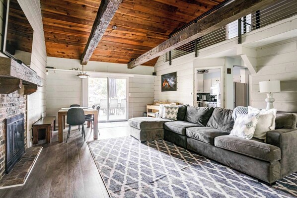 Smart TV, fireplace, books, stereo