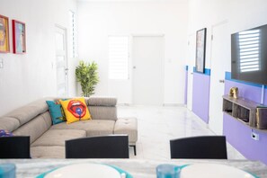 TV - Modern Retreat By The Beach (San Juan)