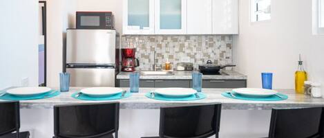 Réfrigérateur, micro-ondes, plaque de cuisson, cafetière/bouilloire