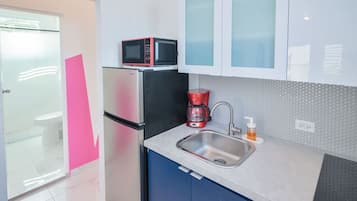 Stovetop, cookware/dishes/utensils, dining tables