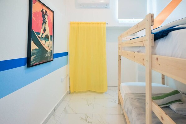 3 habitaciones, tabla de planchar con plancha, wifi y ropa de cama 