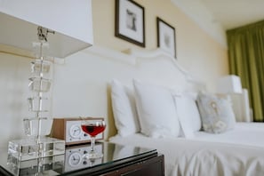 Tabla de planchar con plancha, wifi gratis y ropa de cama