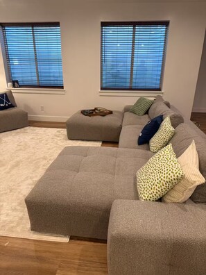 Smart TV, fireplace, video games, table tennis