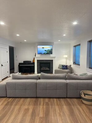 تلفزيون ذكي، مدفأة، ألعاب فيديو، تنس طاولة