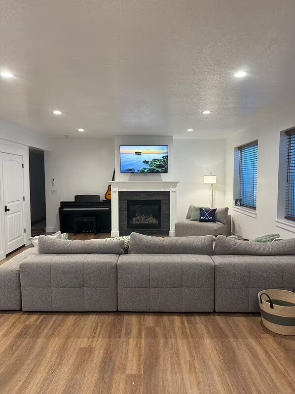 Smart TV, fireplace, video games, table tennis