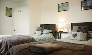 2 habitaciones, tabla de planchar con plancha, wifi y ropa de cama