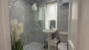Douche, sĂšche-cheveux, serviettes fournies, savon