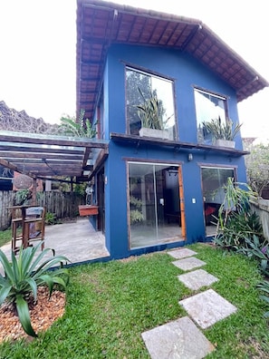 Vista frontal de la propiedad
