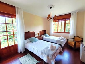 4 habitaciones, tabla de planchar con plancha, wifi y ropa de cama