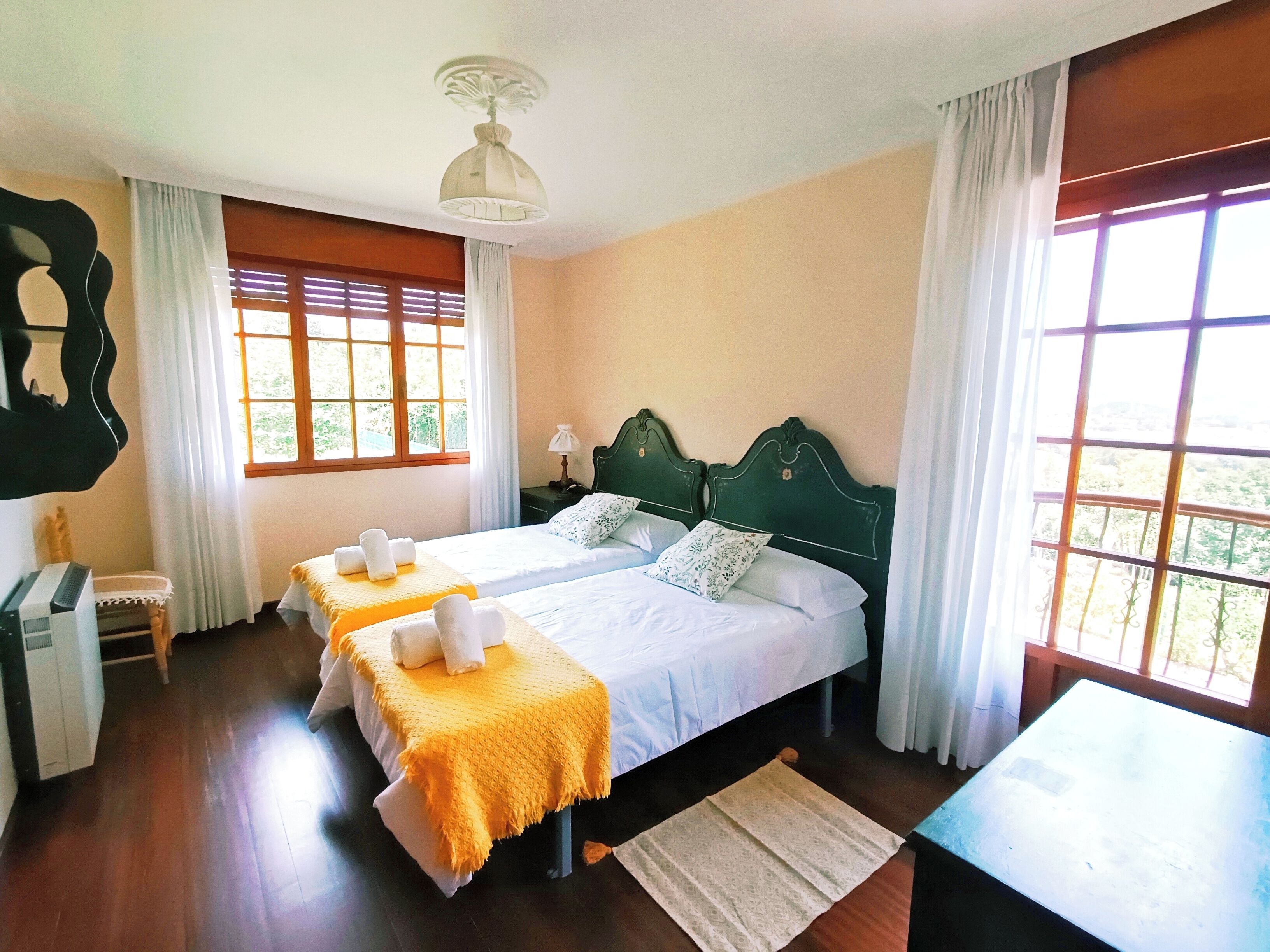 4 bedrooms, iron/ironing board, WiFi, bed sheets