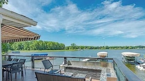 Une terrasse avec des sièges et une vue sur un lac.