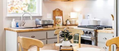 Kylskåp, mikrovågsugn, ugn och spishäll