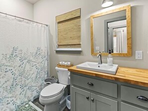 Een douche, een haardroger, handdoeken, zeep