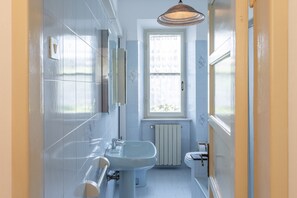 Ducha, artículos de higiene personal gratuitos y secador de pelo