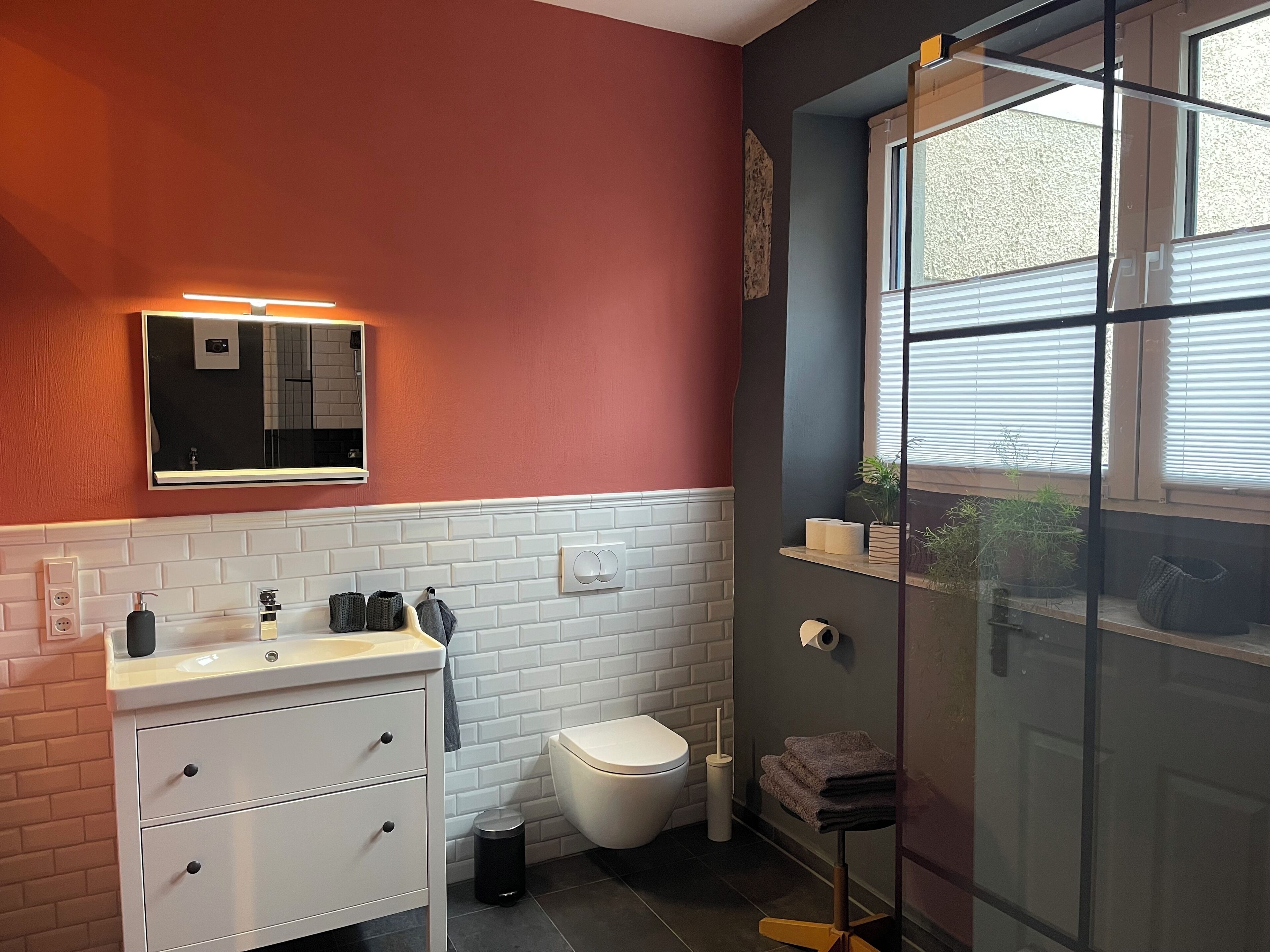 シャワー、タオル、石鹸、トイレットペーパー