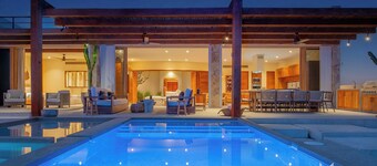 Stunning New Beachfront Villa, staff available upon request