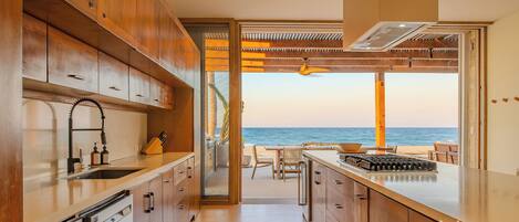 ثلاجة، ميكروويف، فرن، موقد طهي مسطح