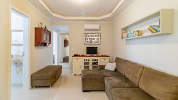 Basic Apartment | Living area | TV