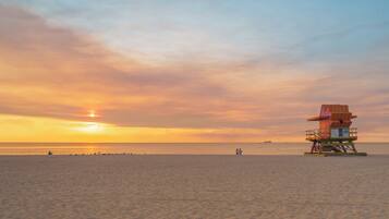 Una playa cerca, arena blanca, toallas de playa