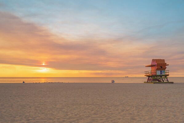 Una playa cerca, arena blanca, toallas de playa